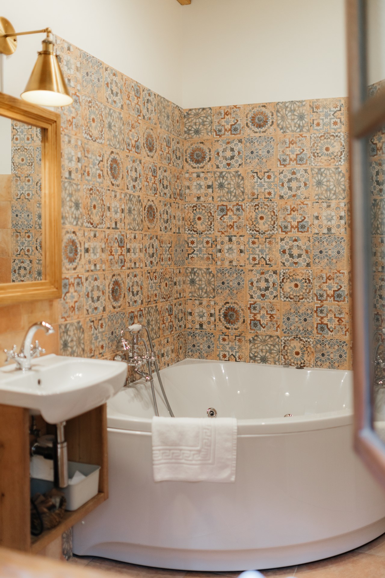 Bano-con-jacuzzi-o-banera-de-hidromasaje-rustico-con-azulejos-artesanales-en-casa-rural-en-llanes-asturias-cerca-de-los-picos-de-europa