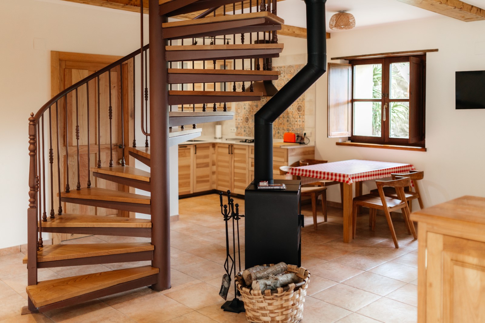 Casa-rural-con-cocina-en-asturias-con-chimenea-y-2-dormitorios-y-2-baos-con-vistas-a-la-montana