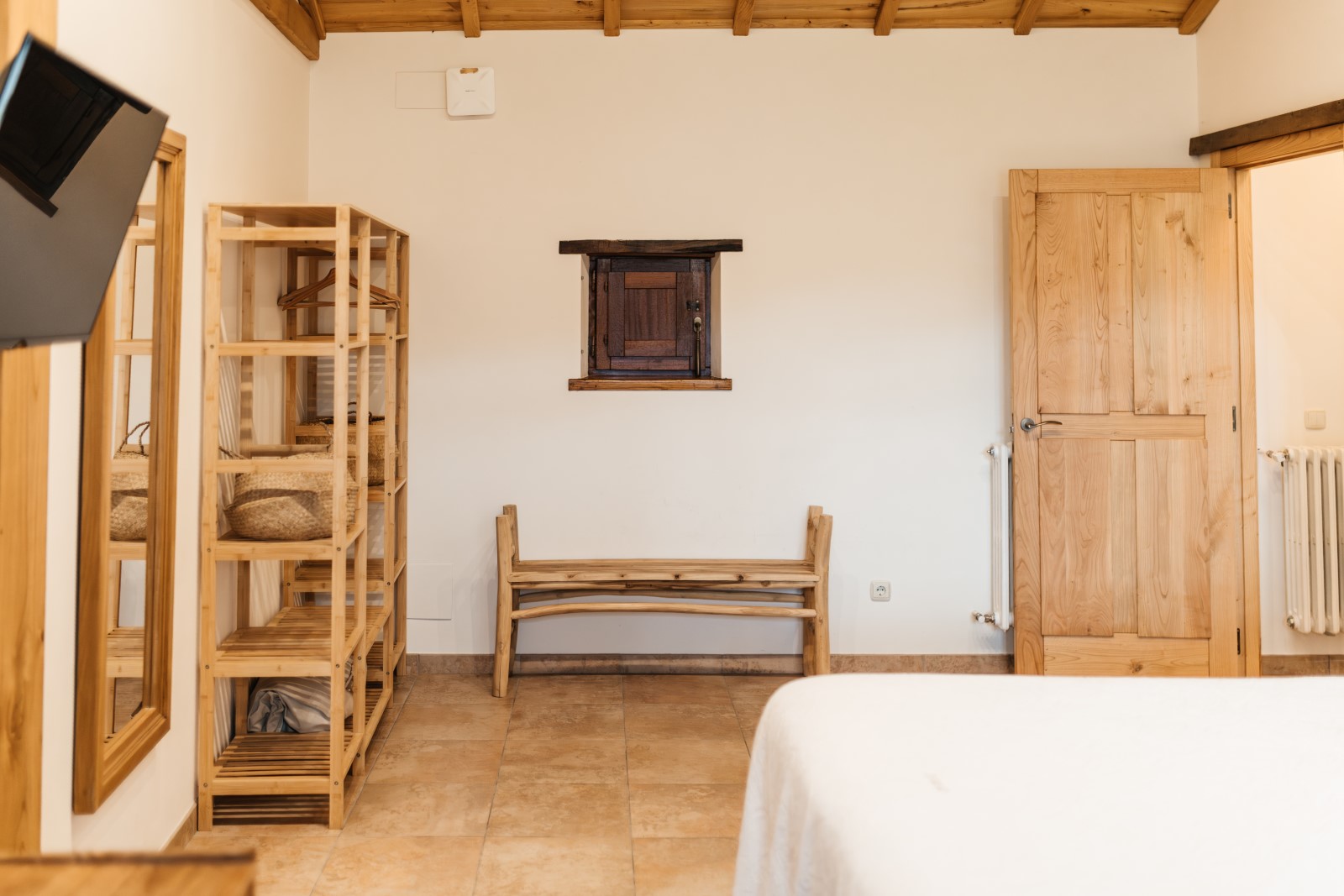 habitacion-con-techos-en-madera-de-casa-rural-en-asturias