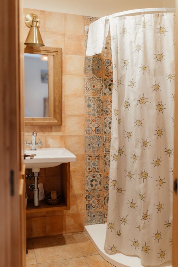Bano-rustico-con-ducha-y-azulejos-artesanales-en-casa-rural-asturiana