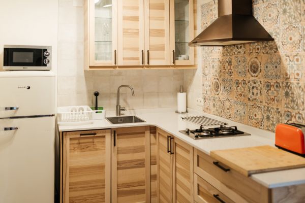 Cocina-equipada-con-muebles-de-madera-en-casa-rural