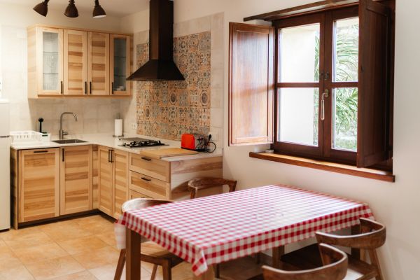 Cocina-equipada-en-casa-rural-con-muebles-de-madera-y-ventana-exterior-con-vistas-a-la-montana-en-casa-rural-de-asturias