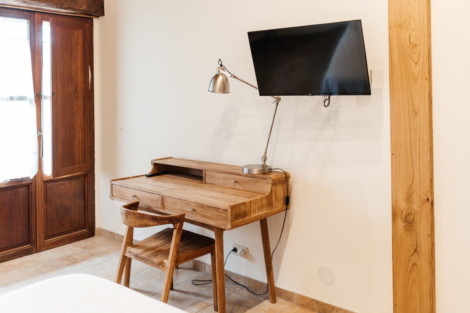 Escritorio-de-madera-para-trabajar-con-lampara-en-habitacion-principal-de-la-casa-rural-el-vallin-en-llanes-asturias