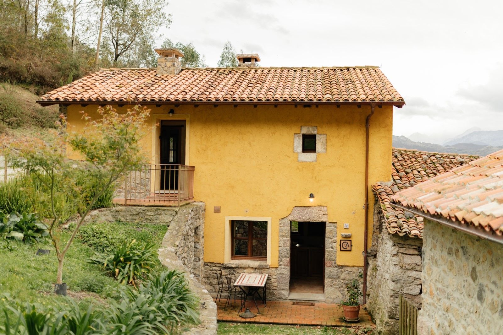 Fachada-casa-rural-tradicional-asturiana-para-4-5-personas-en-piedra-con-vistas-a-la-montana