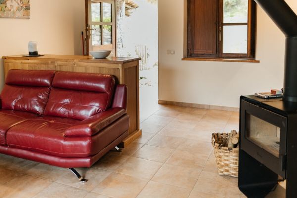 Sala-de-estar-en-casa-rural-para-familias-en-llanes-asturias-espana