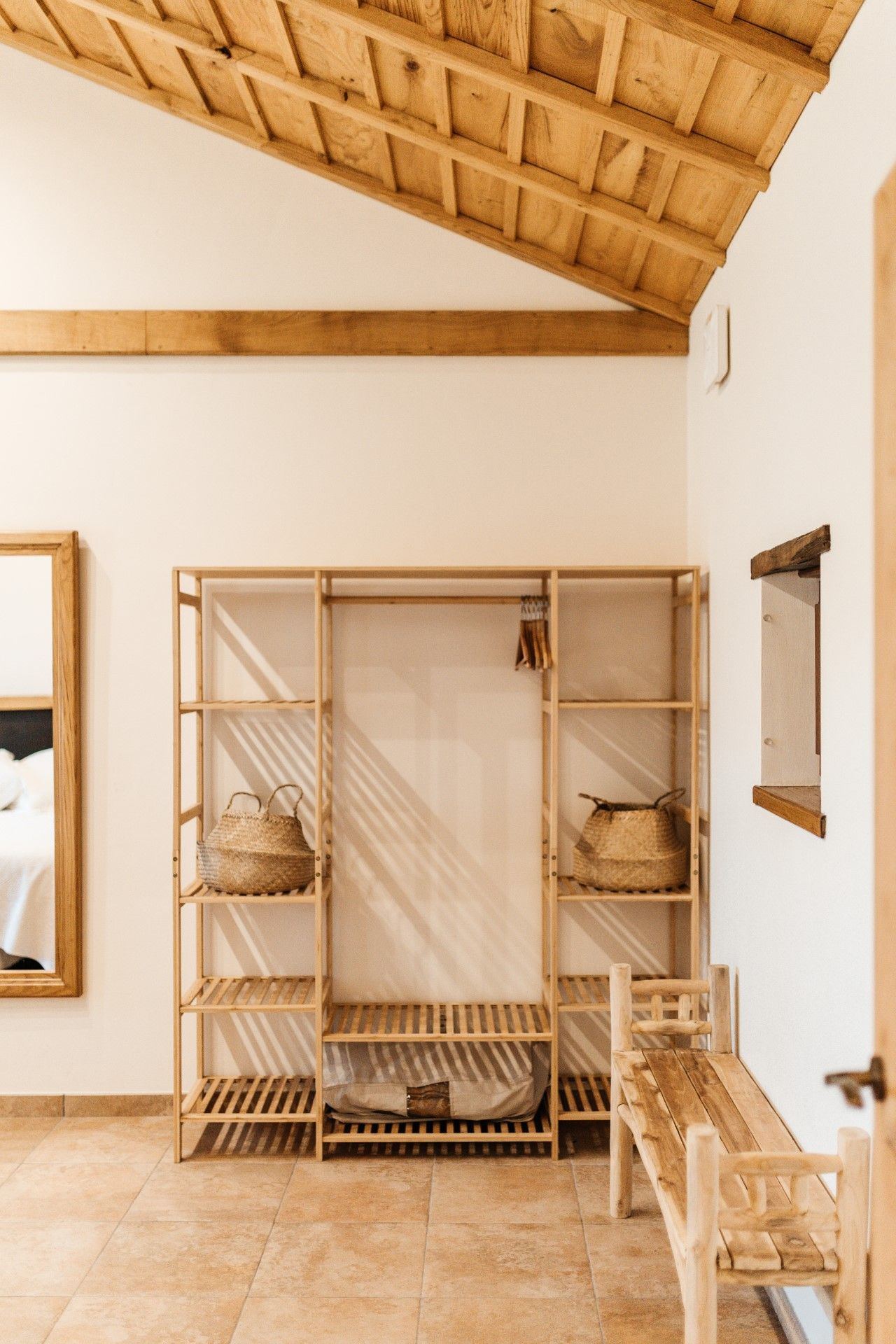 Techo-de-madera-tradicional-asturiano-en-dormitorio-de-casa-rural