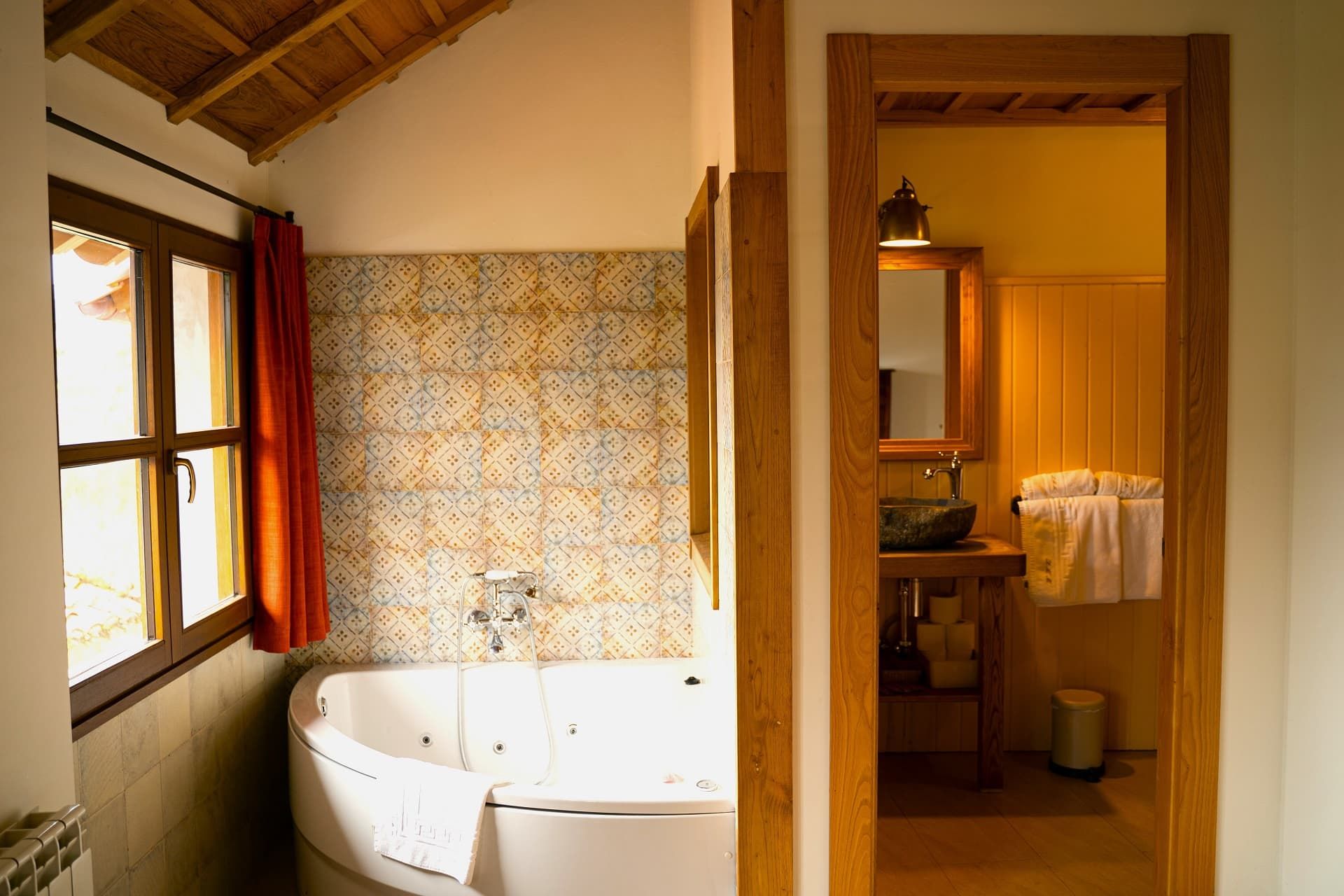 apartamento rural con jacuzzi en la habitacion en llanes asturias