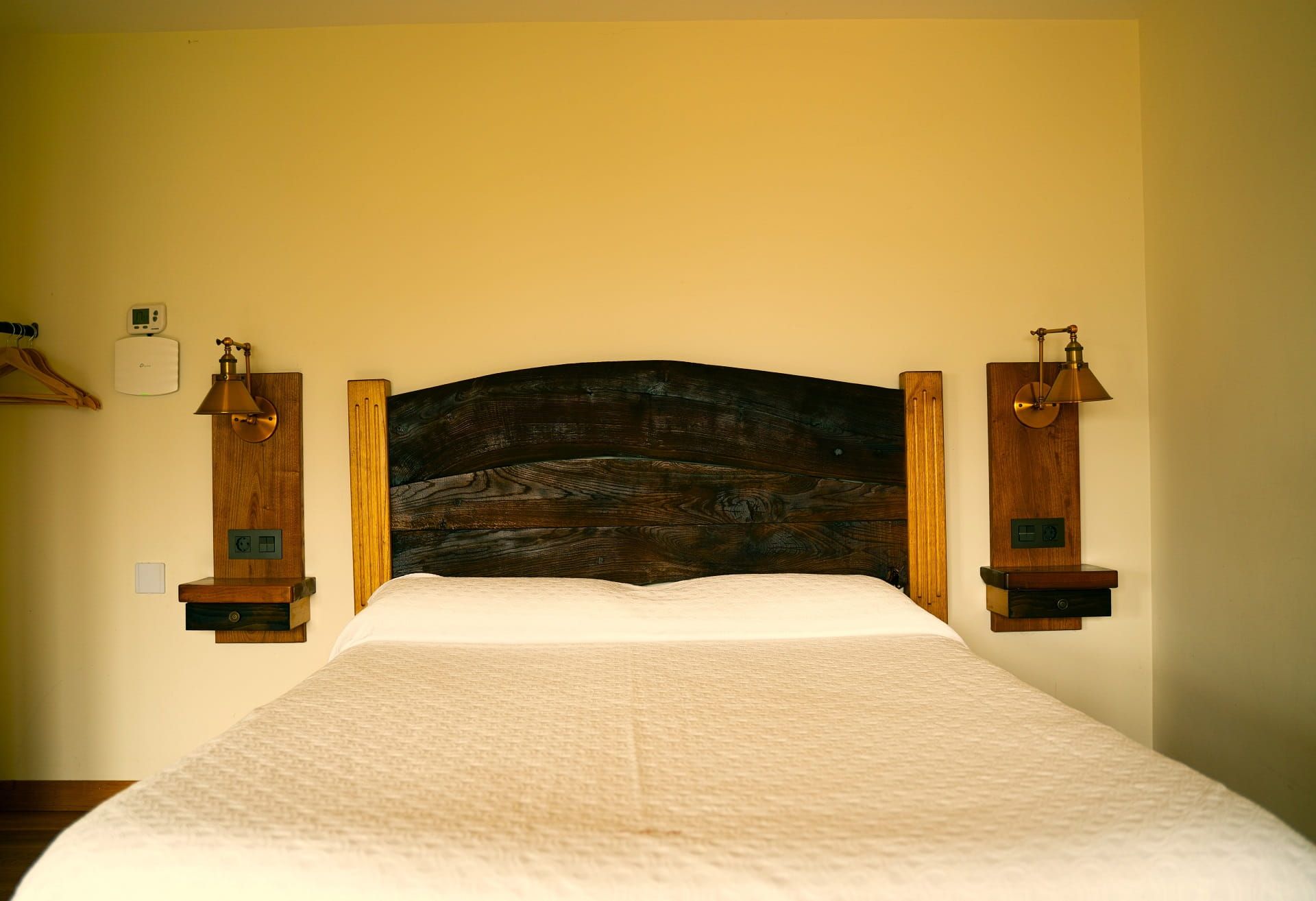 cabecero de madera artesanal