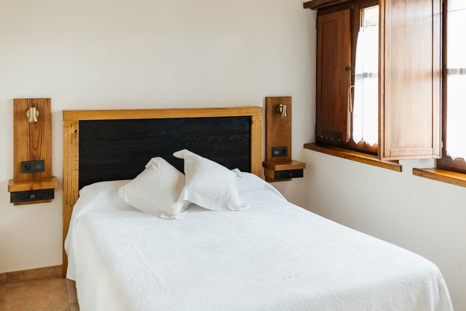 cama-doble-matrimonial-con-cabecero-de-madera-en-llanes-asturias-espana