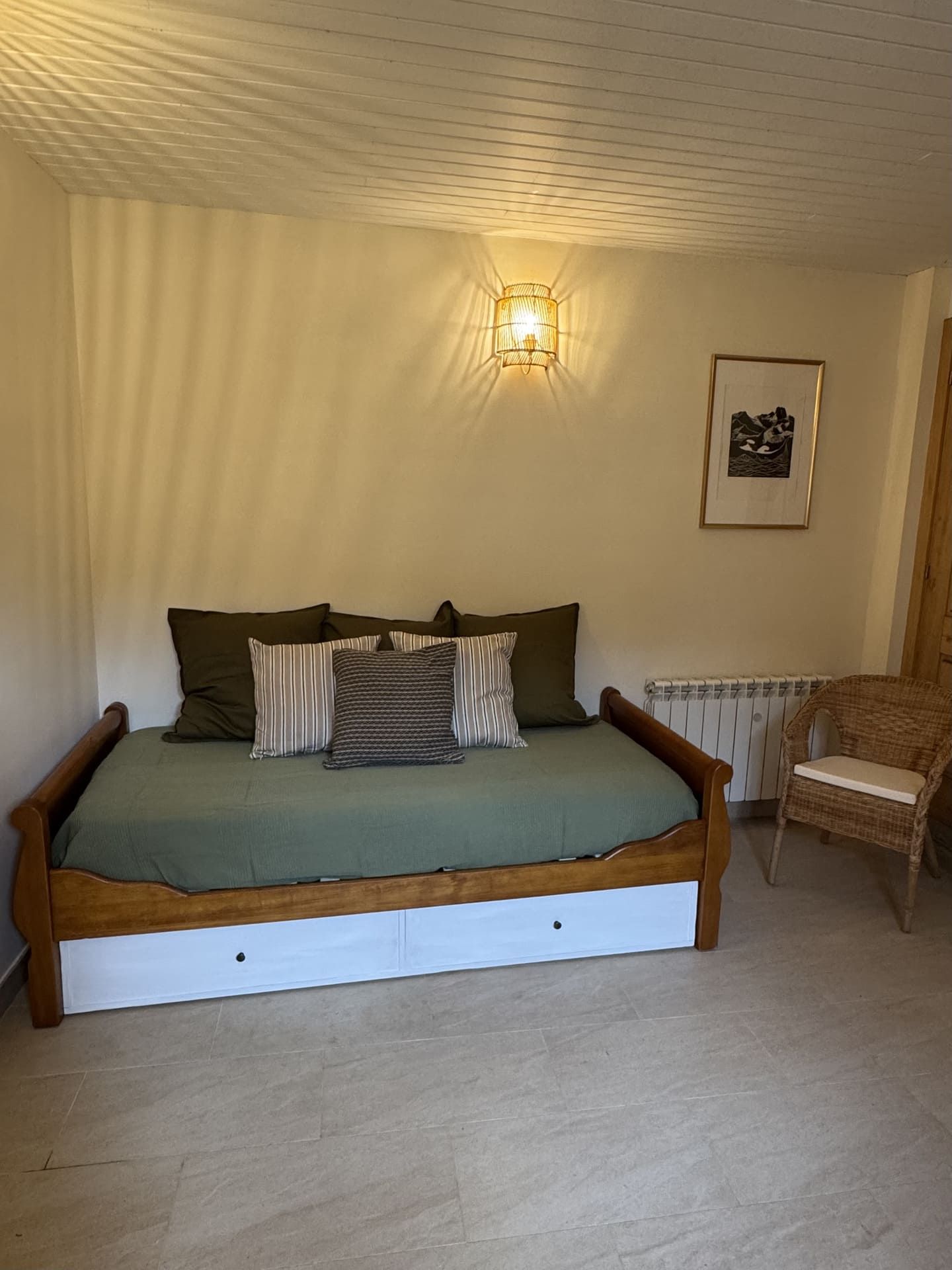 casa rural con cama nido en sala para niños