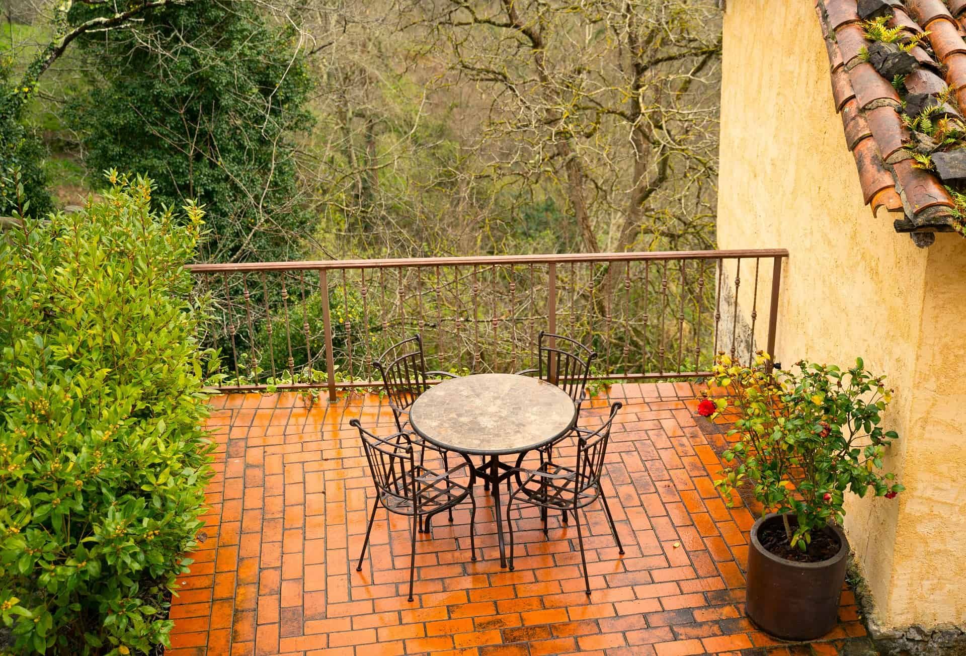 casa rural con terraza exterior con vistas a picos de europa en llanes asturias
