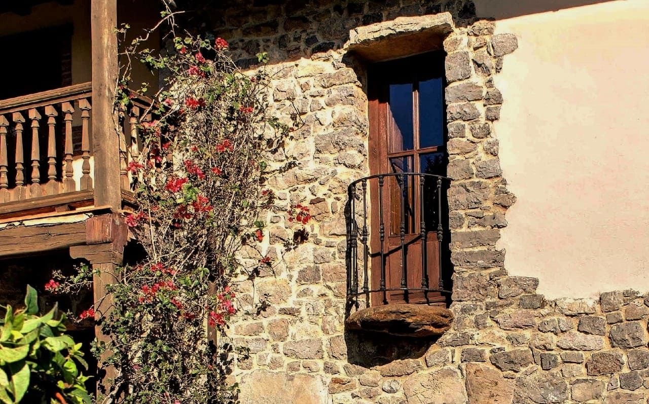 habitacion con balcon y vistas en asturias