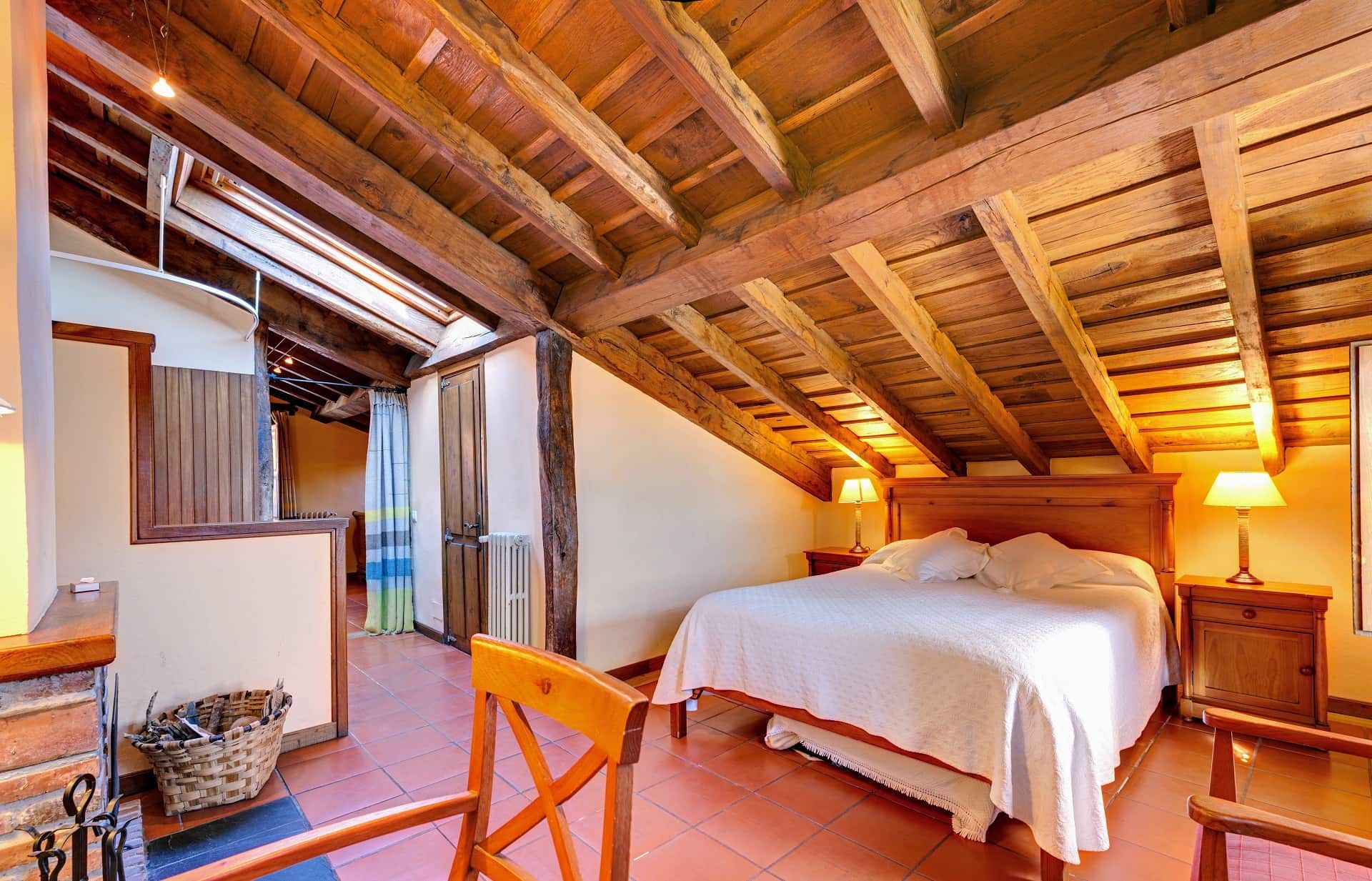 rooms with sloping wooden ceilings and jacuzzi in llanes asturias
