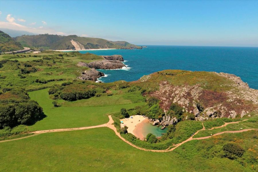 playa de gulpiyuri en llanes