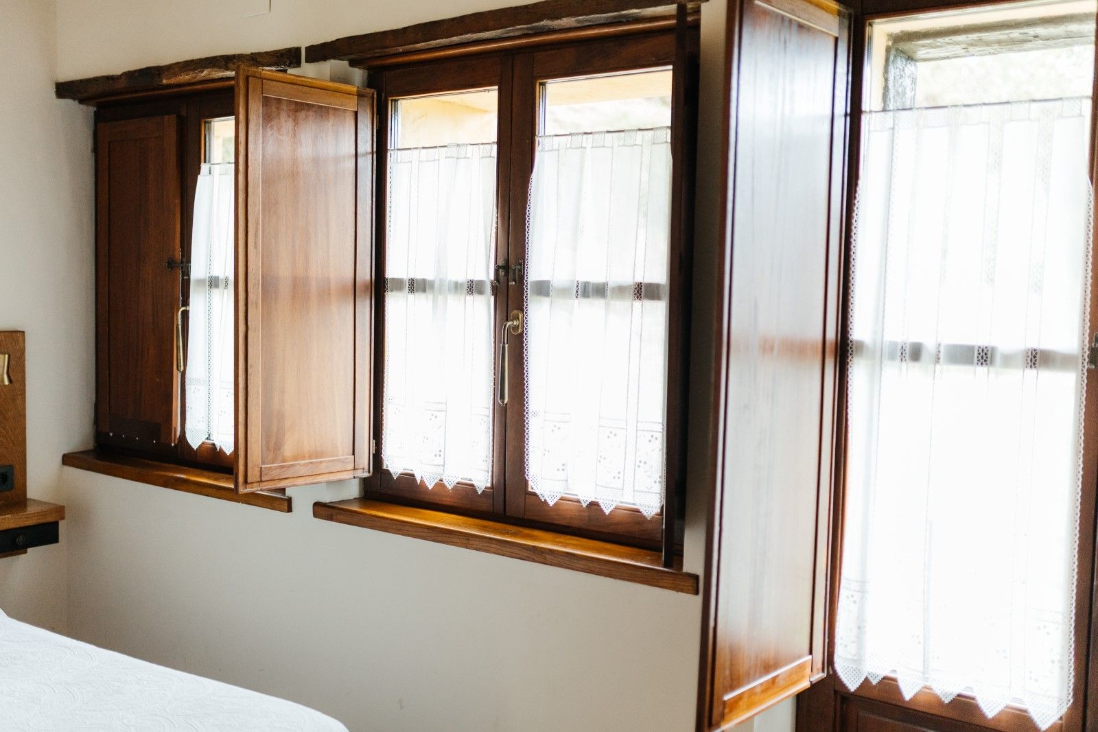 ventanas-luminosas-con-vistas-a-la-montana-en-casa-rural-de-llanes-asturias