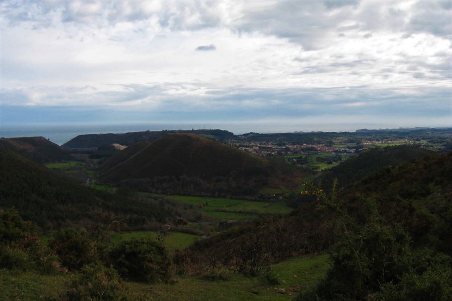 vista costa llanes desde la montaña magica