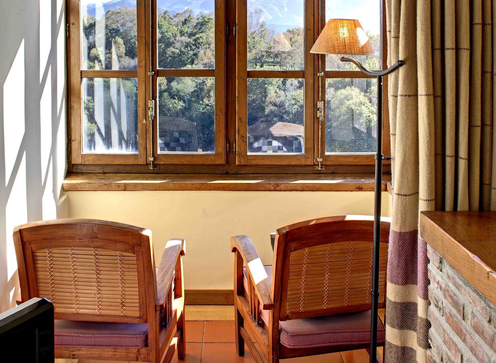 vistas a picos de europa desde hotel la montana magica